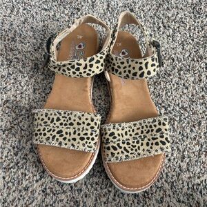 Brand-new Bobs by Skechers women’s memory foam sandals, size 7